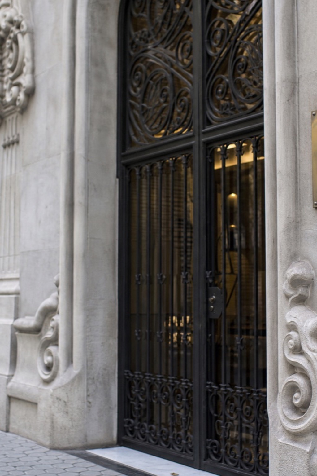 Fachada de un edificio oficial modernista de Barcelona con una placa de latón junto a la entrada
